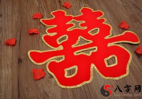 梦见门上贴大红喜字