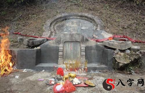 梦见自家祖坟被挖