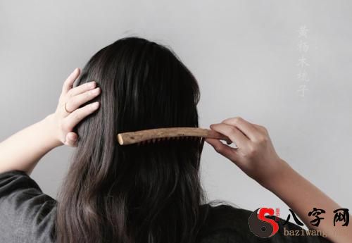 梦见在梳头发