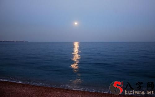 梦见月亮从海上升起来