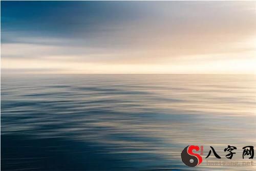 梦见在海里漂泊