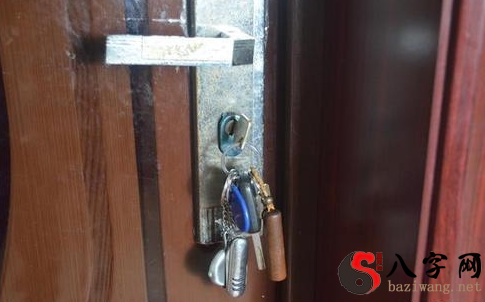 梦见门上好多锁孔