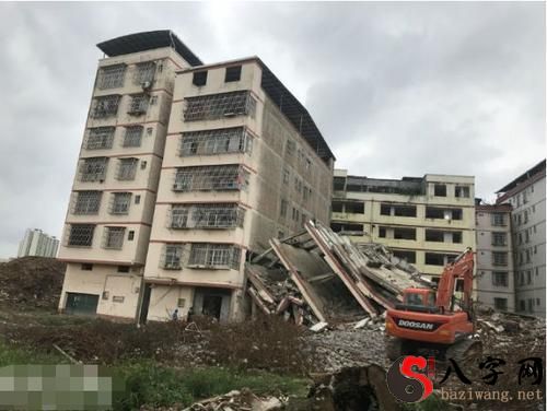 梦见整栋楼房被拆