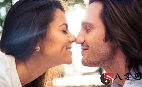 梦见与别人暧昧